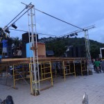 Le stand en construction sur la place publique de Port-a-Piment.